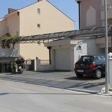 With A Parking Space - 6694 * מאקרסקה