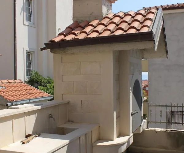 With A Parking Space - 6694