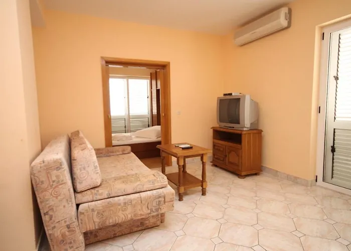 With A Parking Space - 6694